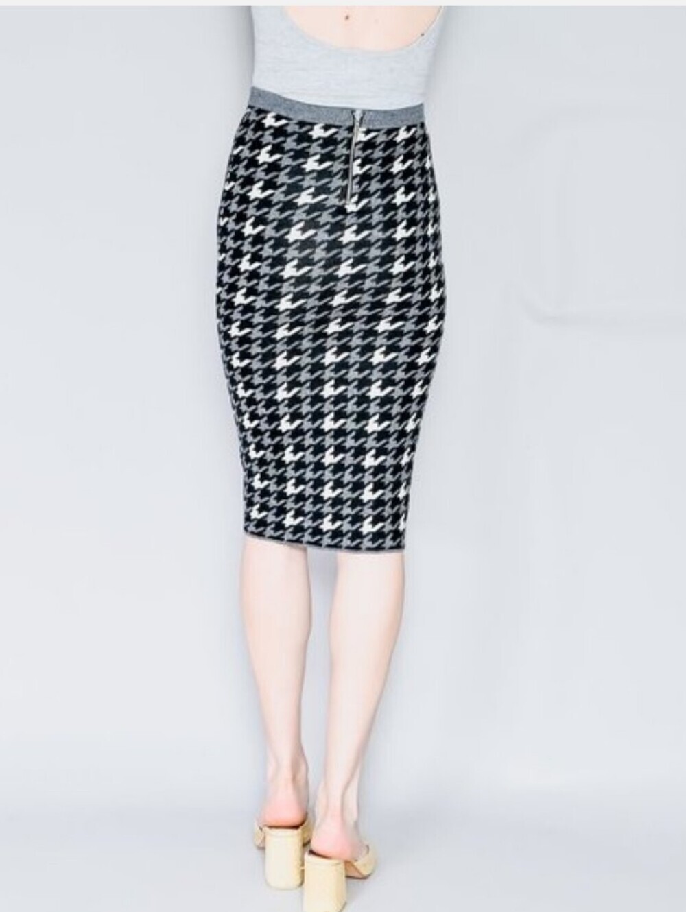 Alice & Olivia Delphie Wool Knit Houndstooth Pencil Skirt - Picture 3 of 12